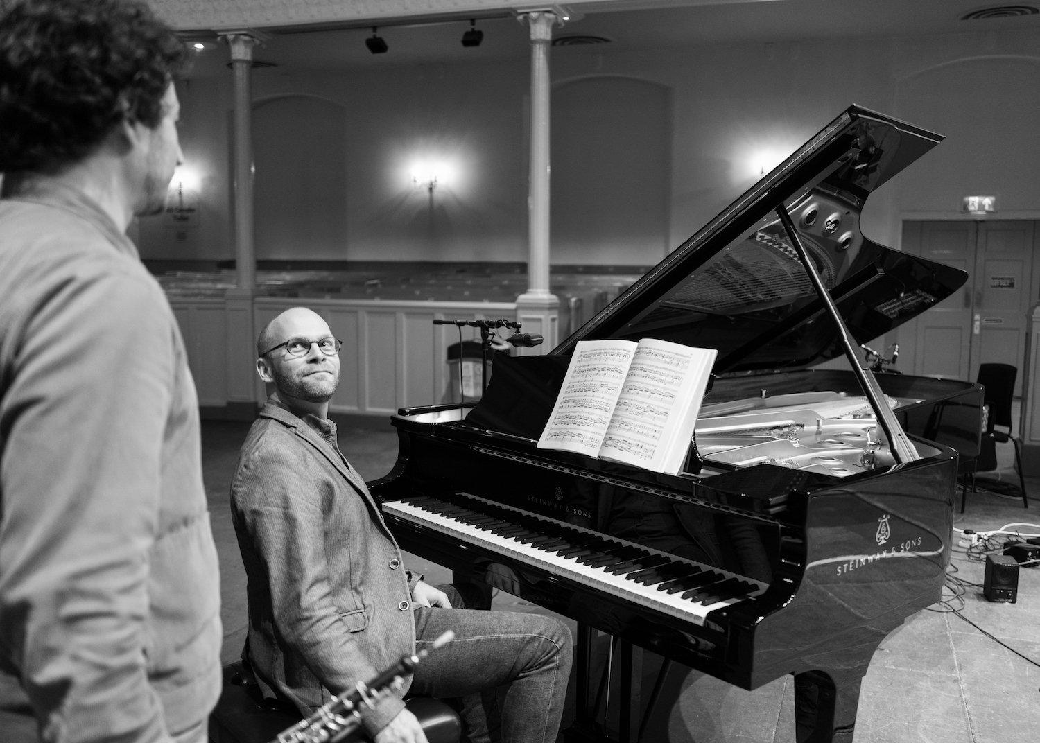 Olivier Stankiewicz: Mozart violin sonatas on oboe Delphian Records